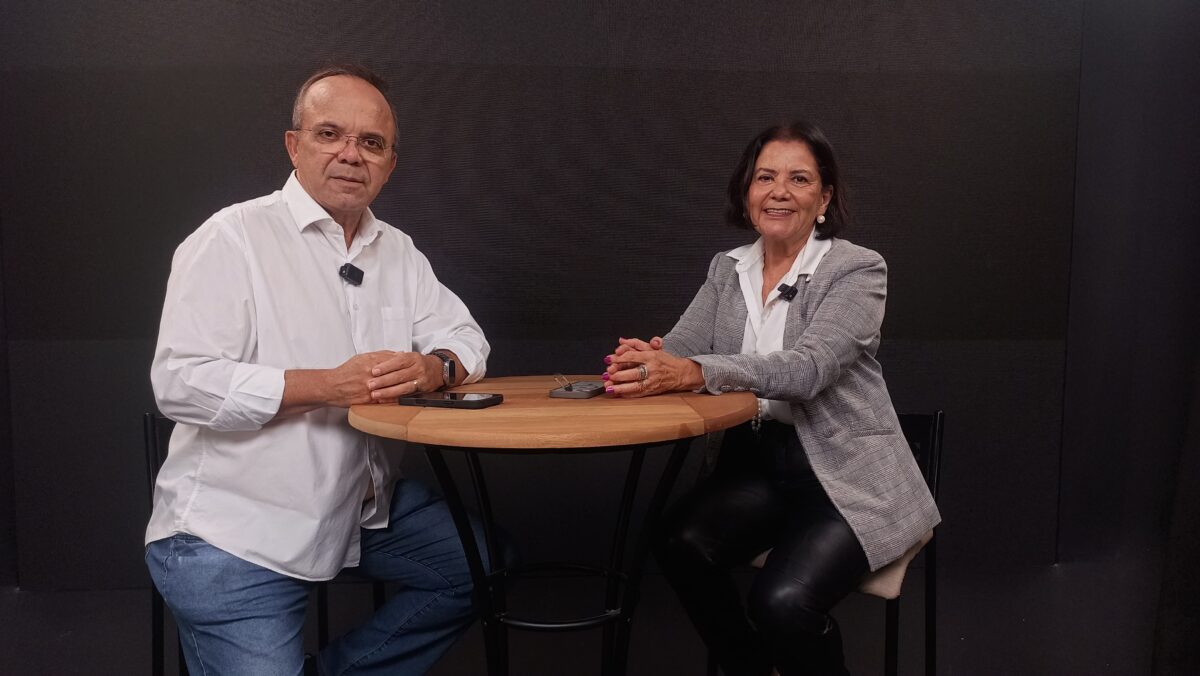 Engenheira eletricista sugere ponto único para carregar carros elétricos em condomínios: “se todo mundo ligar ao mesmo tempo é um risco” Clilson Júnior entrevista a engenheira eletricista Gláucia Pereira
