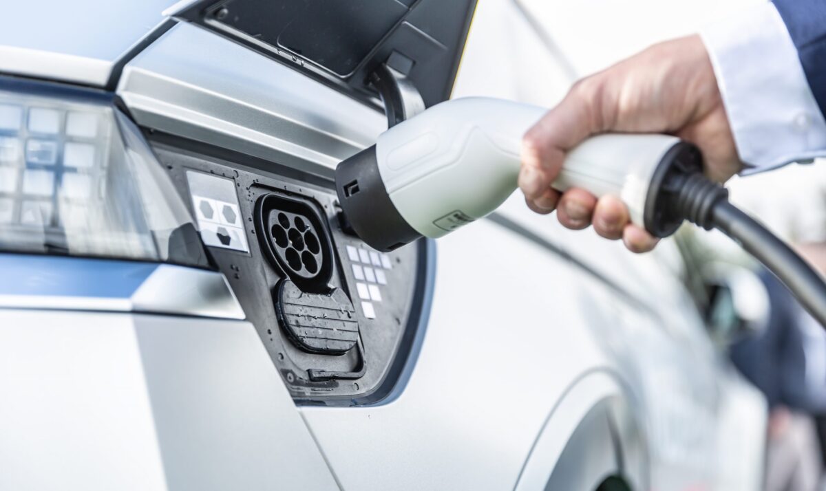 Como garantir a segurança e compatibilidade na instalação do carregador residencial para carro elétrico