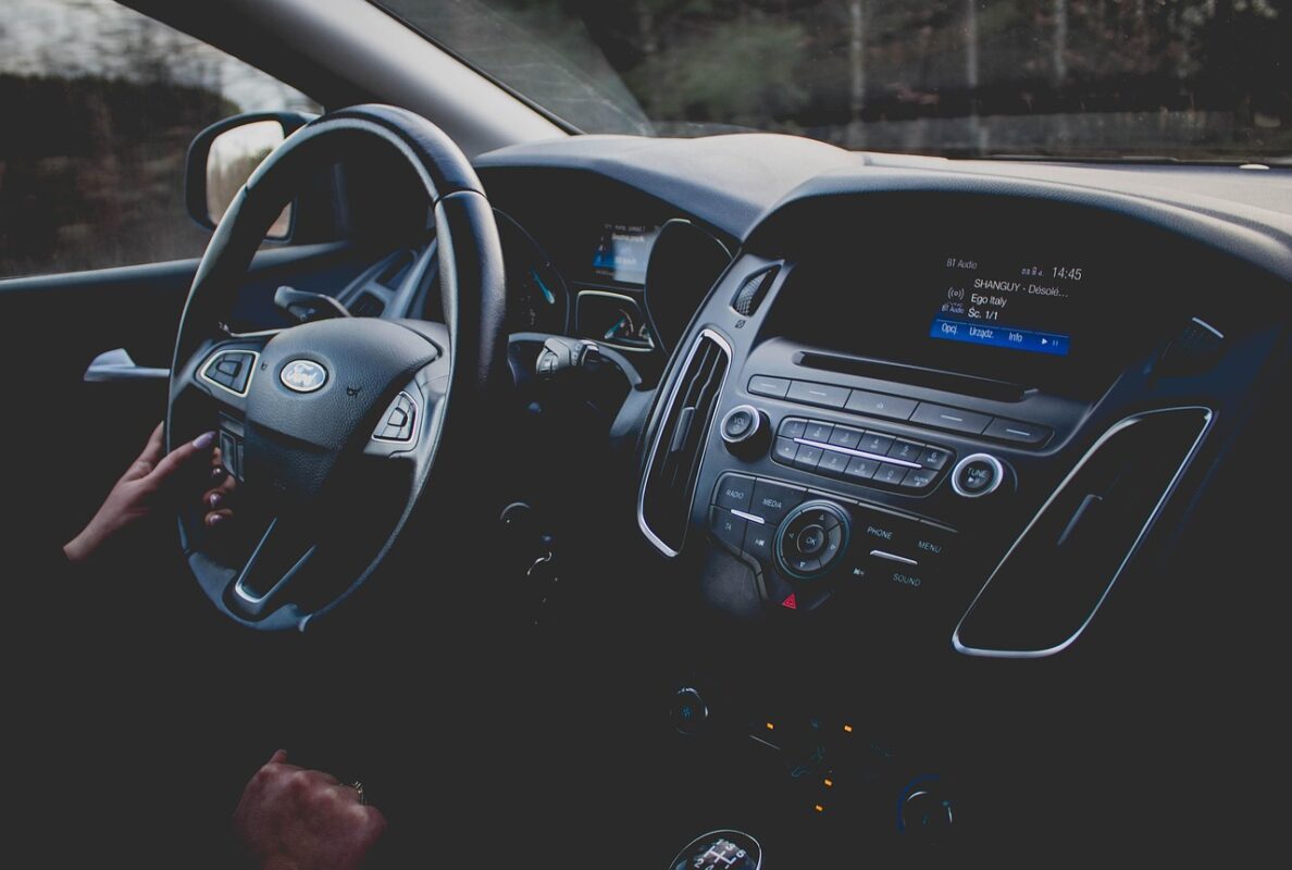 Como evitar problemas com o sistema de direção hidráulica carro, volante
