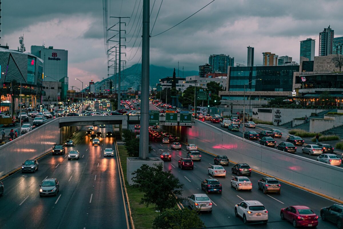 Produção e vendas de automóveis crescem no Brasil no primeiro semestre de 2025, aponta Anfavea carros, trânsito