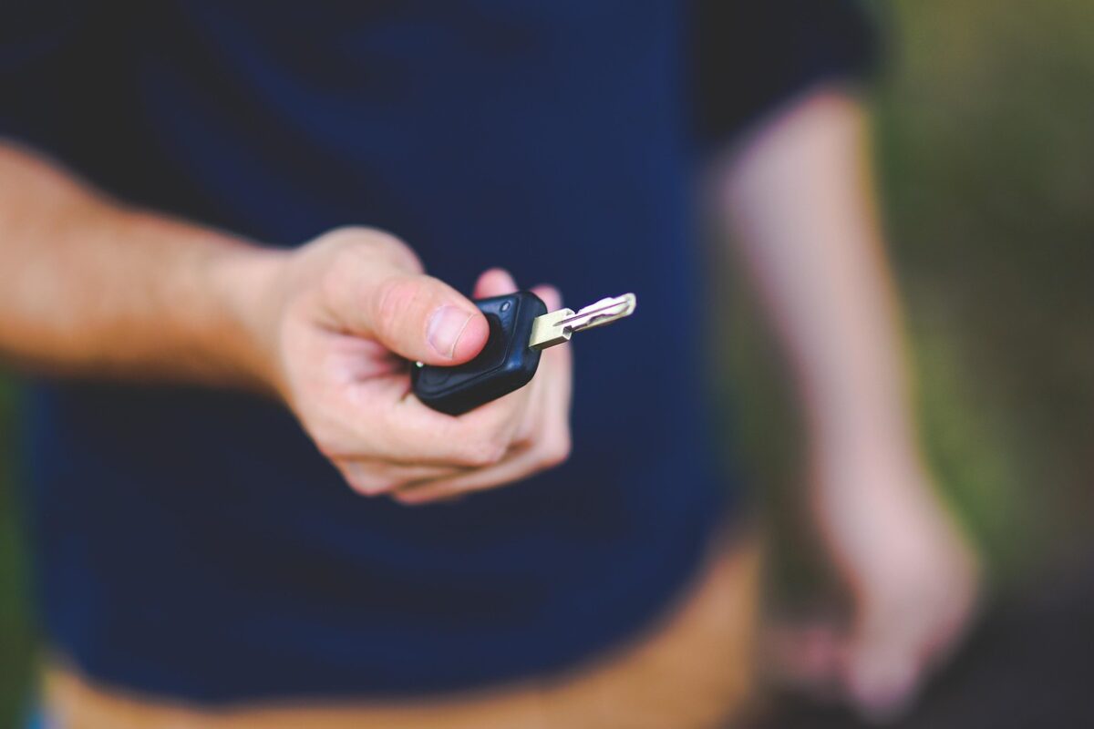 Dicas para conservar o sistema de travas e alarmes em carros urbanos chave, carro