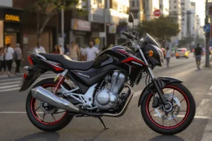 Fotografia ultrarrealista de uma motocicleta Honda CG 160 preta em uma rua movimentada.