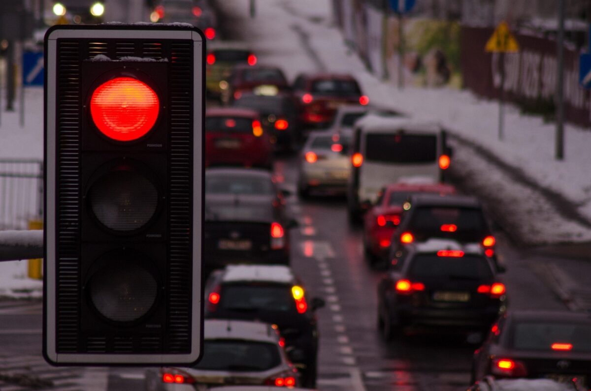 Como identificar e resolver ruídos estranhos no motor semáforo, trânsito