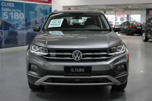 Volkswagen Tera cinza em concessionária, com adesivo 'TOP 10 VENDAS' no para-brisa.