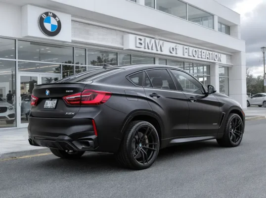 BMW X6 Dark Edition é lançado no Brasil com visual exclusivo BMW X6 Dark Edition preto fosco, rodas escuras, em frente a concessionária.