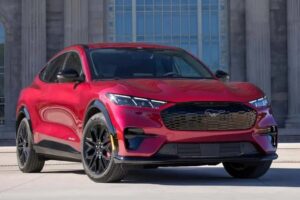Acidente com Mustang elétrico: polícia descarta falha em piloto automático