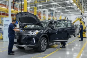 Trabalhadores na linha de montagem de veículos GWM no Brasil, com foco em carros híbridos e elétricos. Ambiente industrial moderno e iluminado.