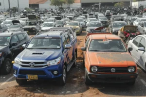 Leilão de veículos do governo tem Hilux SW4 mais barata que iPhone e VW SpaceFox a R$ 3 mil Amplo pátio de veículos em leilão com Hilux SW4 e VW SpaceFox proeminentes ao entardecer.