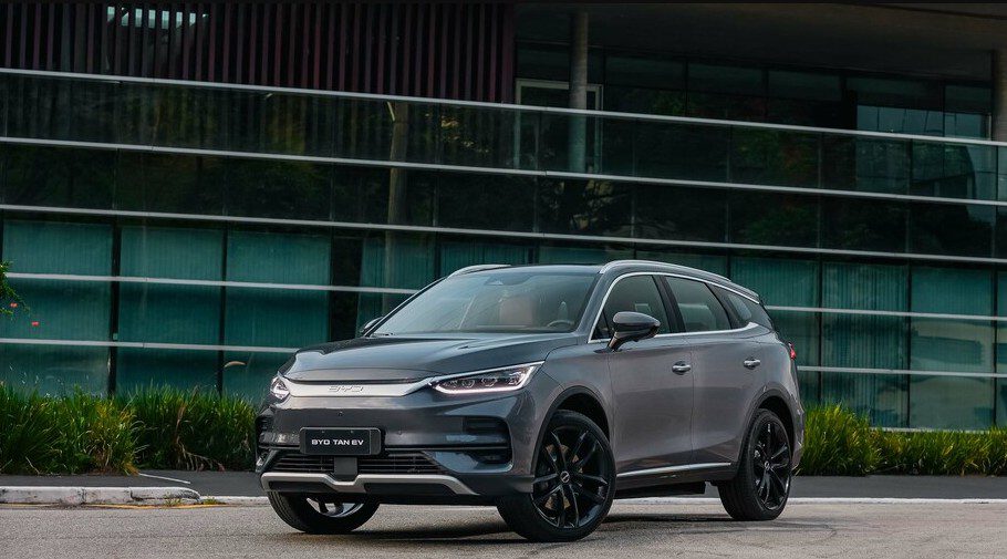 BYD oferece desconto de R$ 100 mil no Tan — “um Dolphin Mini” a menos no preço