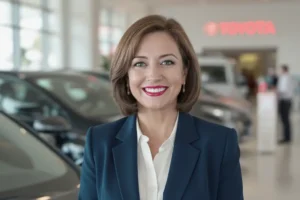 Retrato de Soraya Battistini, nova gerente-geral Comercial da Toyota, em um showroom.