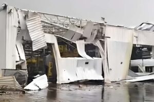 Temporais destroem fábrica da Toyota e paralisam produção de veículos Temporais destroem fábrica da Toyota e paralisam produção de veículos