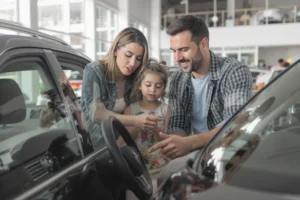 Volkswagen busca retomar qualidade e preços competitivos para recuperar mercado Família brasileira observa e discute um carro Volkswagen novo em concessionária.