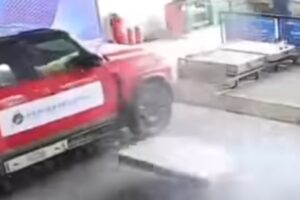 China testa sistema inovador que ejeta bateria em chamas de carros elétricos China testa sistema inovador que ejeta bateria em chamas de carros elétricos