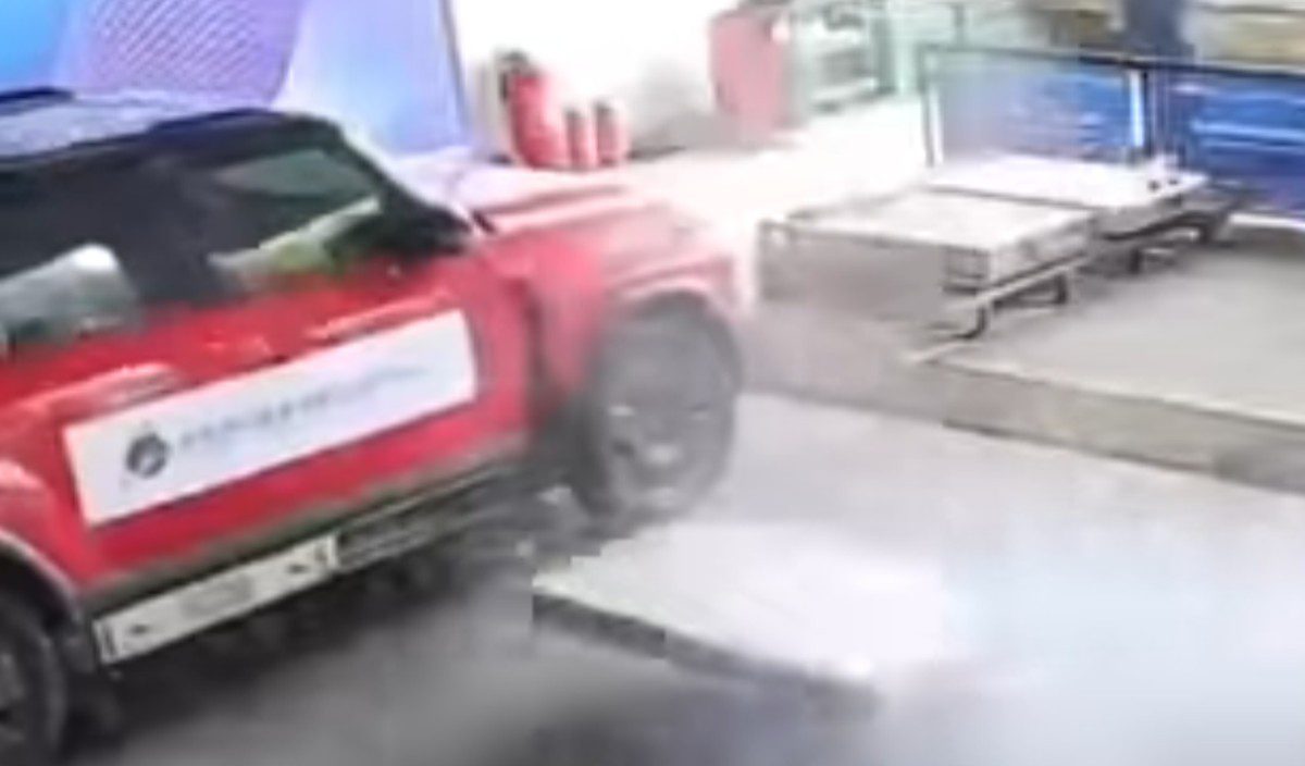 China testa sistema inovador que ejeta bateria em chamas de carros elétricos China testa sistema inovador que ejeta bateria em chamas de carros elétricos