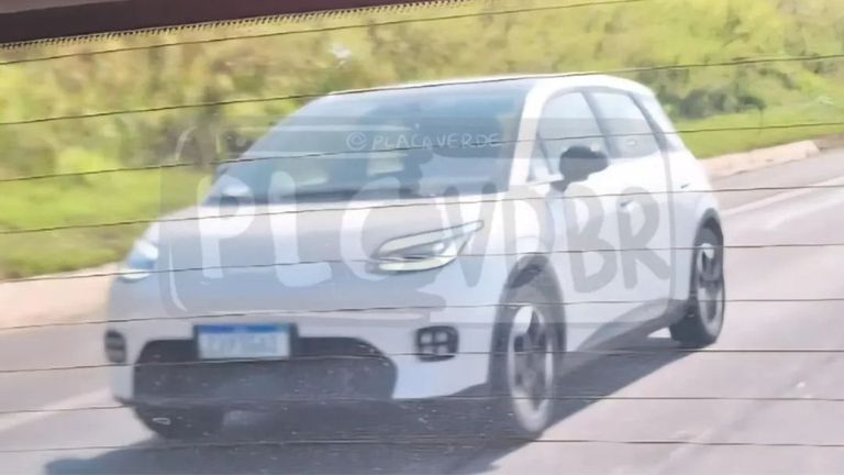Elétrico da GAC é flagrado em testes e promete desafiar BYD Dolphin no Brasil Elétrico da GAC é flagrado em testes e promete desafiar BYD Dolphin no Brasil