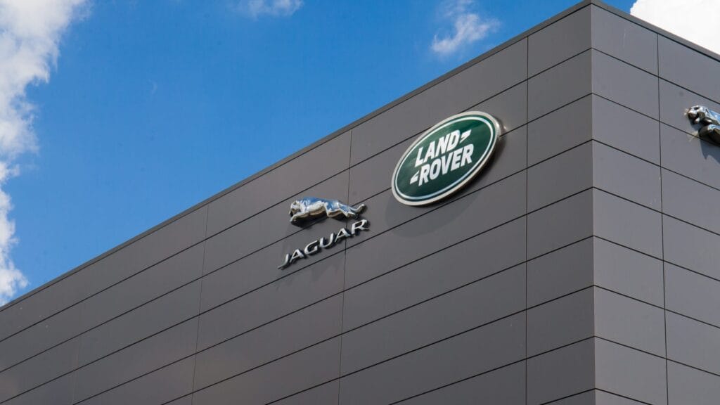 Jaguar Land Rover prepara retorno da produção no Reino Unido após ciberataque Jaguar Land Rover prepara retorno da produção no Reino Unido após ciberataque