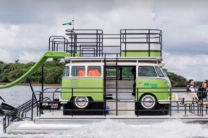 Kombi Boat: réplica clássica da VW transforma lazer náutico no Brasil
