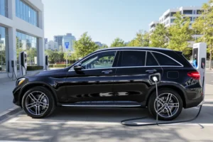 Mercedes-Benz GLC 350e plug-in hybrid: autonomia elétrica de destaque Mercedes-Benz GLC 350e preto híbrido plug-in durante a recarga em estação rápida.
