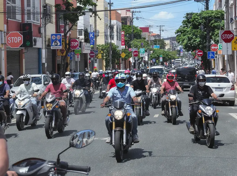 Motos superam carros pela primeira vez em Pernambuco e frota ultrapassa 1,5 milhão de veículos Rua movimentada em Caruaru, PE, repleta de motocicletas no trânsito, destacando a predominância sobre os carros.