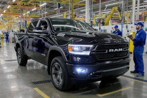 Ram Dakota: picape estadunidense começa a ser produzida na Argentina pela Stellantis Ram Dakota preta na linha de montagem da fábrica de Córdoba, Argentina, com trabalhadores inspecionando.
