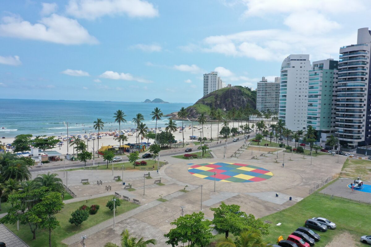 Justiça proíbe cobrança de pedágio de R$ 4 mil de turistas em Guarujá