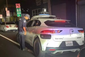 Táxi autônomo da Waymo faz retorno proibido e desafia fiscalização nos EUA