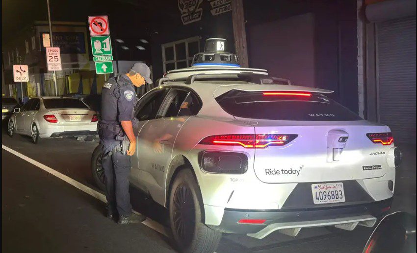 Táxi autônomo da Waymo faz retorno proibido e desafia fiscalização nos EUA Táxi autônomo da Waymo faz retorno proibido e desafia fiscalização nos EUA