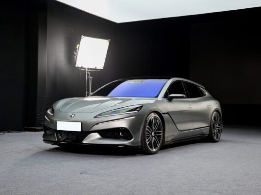 BYD Denza entra no Brasil com modelos de luxo e tecnologia avançada