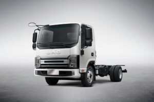JAC Caminhões chega ao Brasil em 2026 com portfólio de quatro modelos