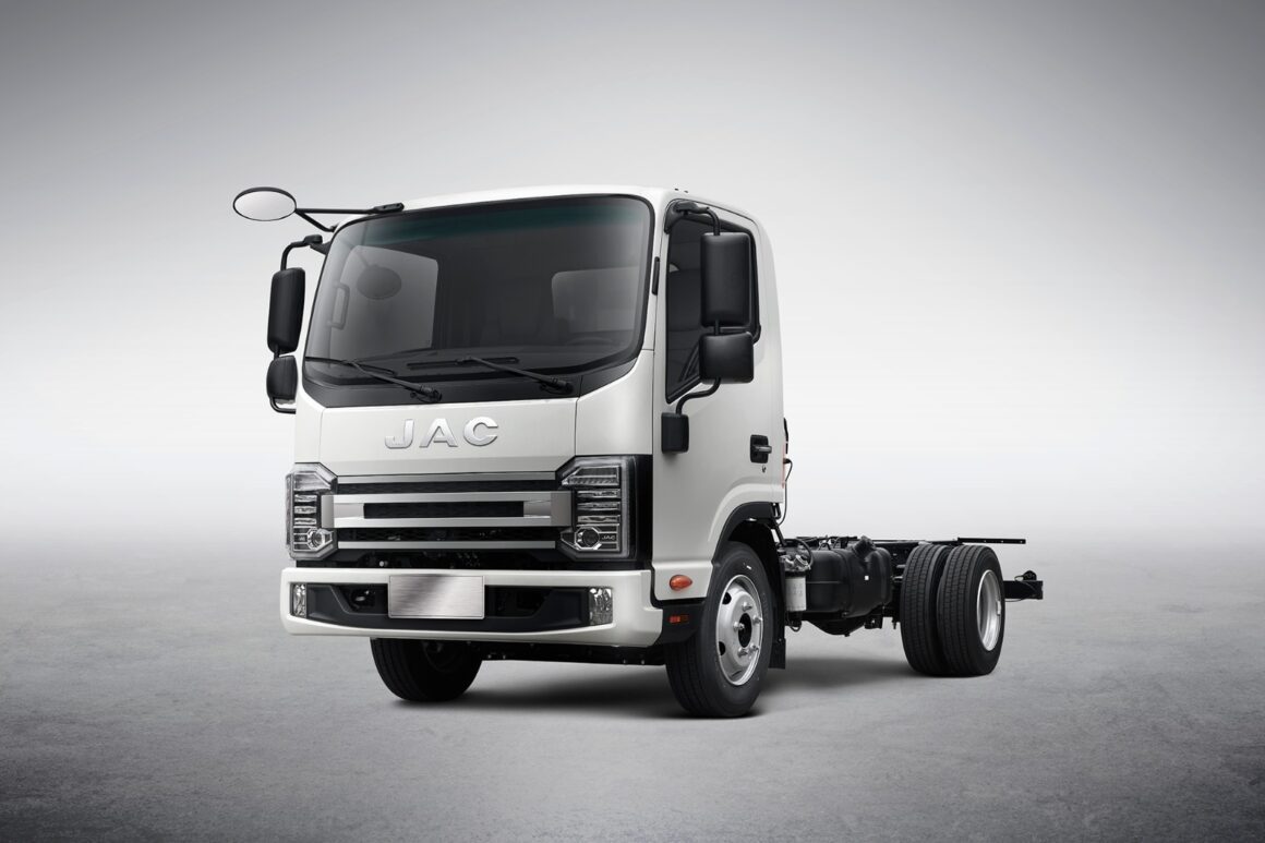 JAC Caminhões chega ao Brasil em 2026 com portfólio de quatro modelos JAC Caminhões chega ao Brasil em 2026 com portfólio de quatro modelos